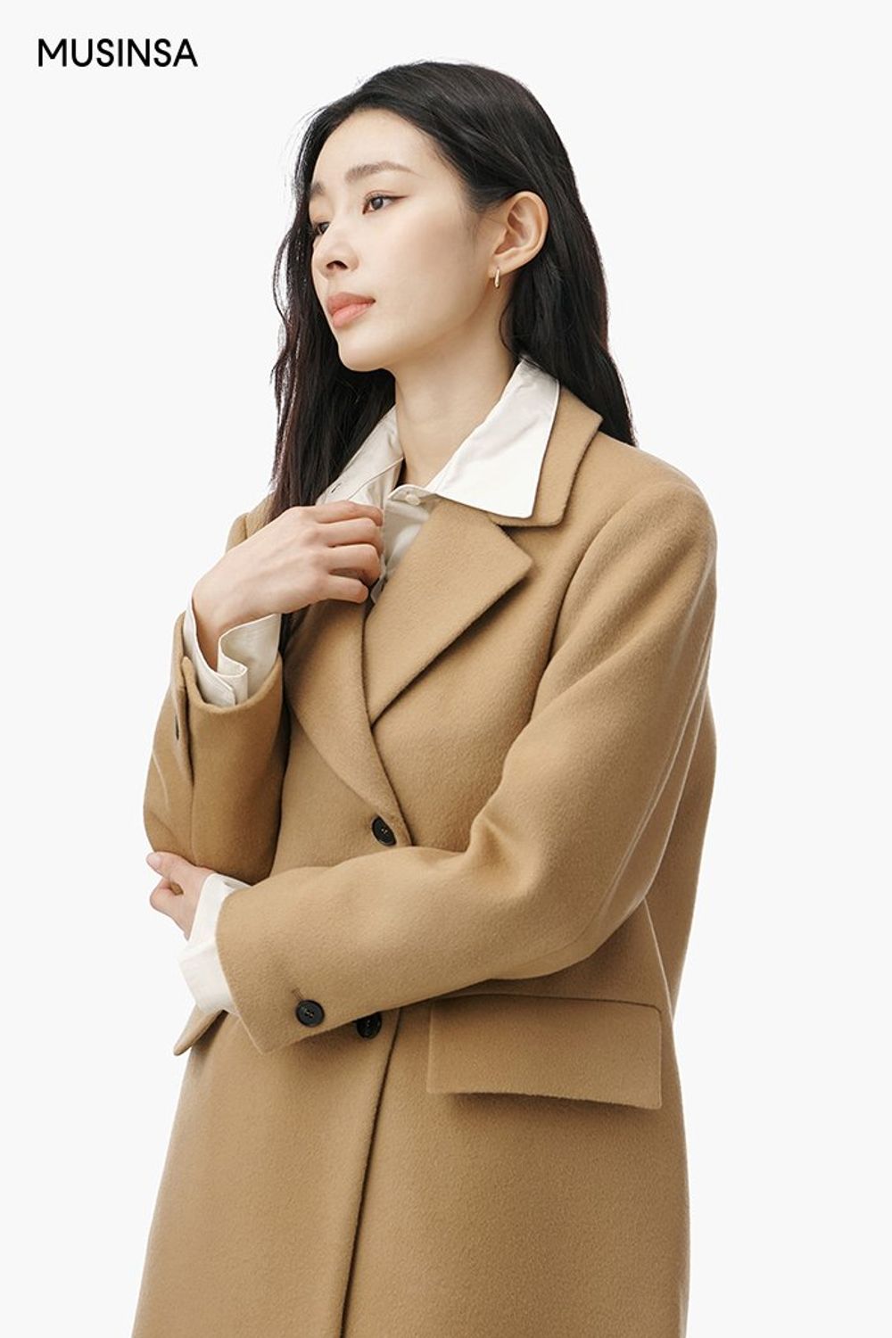 미니멀 무드의 더블 코트와 슬랙스, 앵클 부츠로 완성한 포멀 코디네이션 #톤온톤 #뉴트럴톤 #출근룩 #얼죽코 #겨울 #미니멀 #비즈니스캐주얼 #포멀 #캐시미어 #더블코트