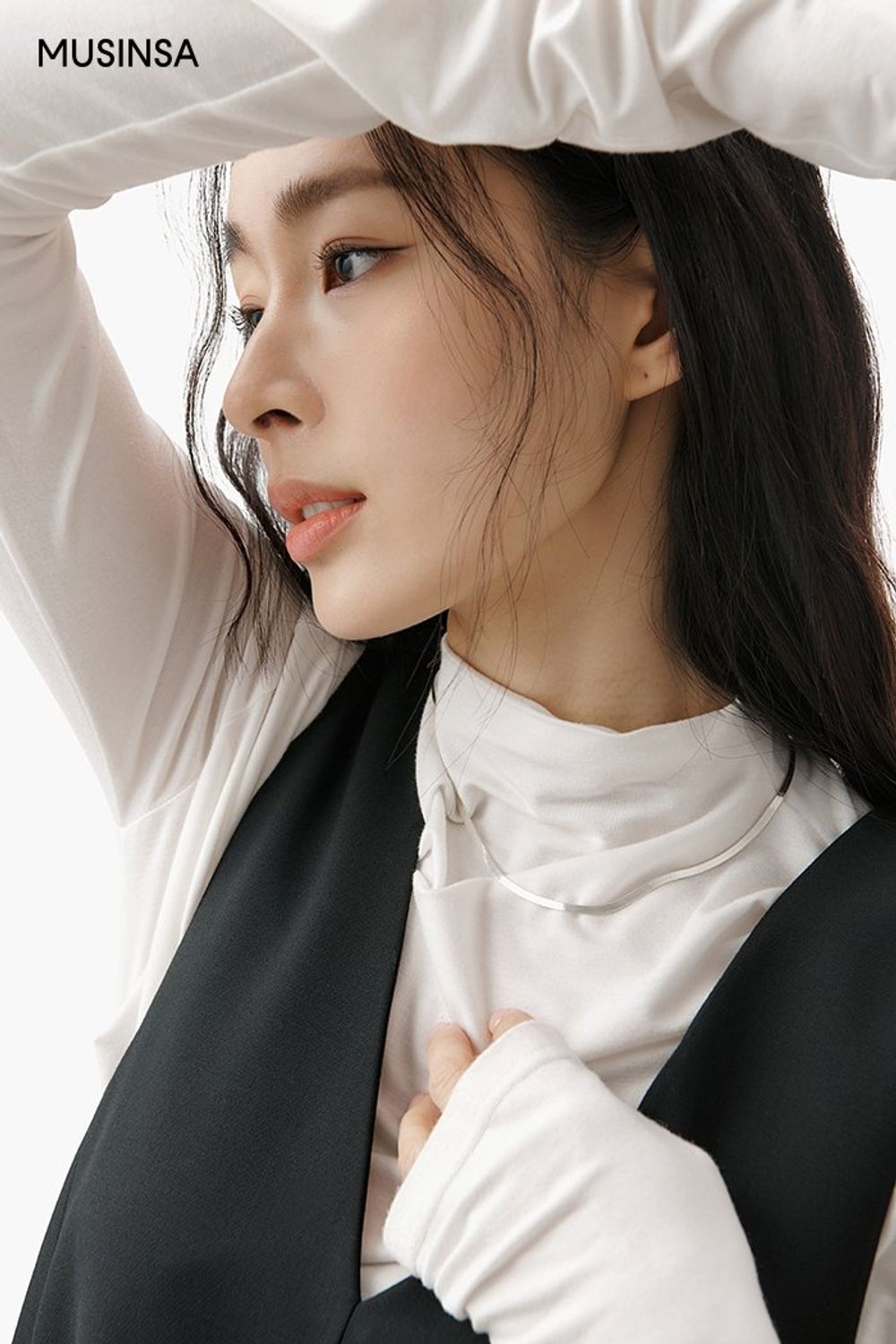 따뜻하게 입기 좋은 퍼 재킷에 맥시 원피스를 매치하고 레더 부츠로 마무리한 로맨틱 룩 #모노톤 #맥시 #겨울 #로맨틱 #퍼재킷