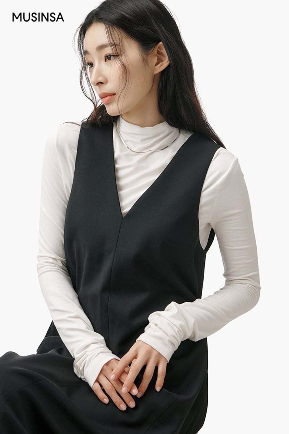 따뜻하게 입기 좋은 퍼 재킷에 맥시 원피스를 매치하고 레더 부츠로 마무리한 로맨틱 룩 #모노톤 #맥시 #겨울 #로맨틱 #퍼재킷