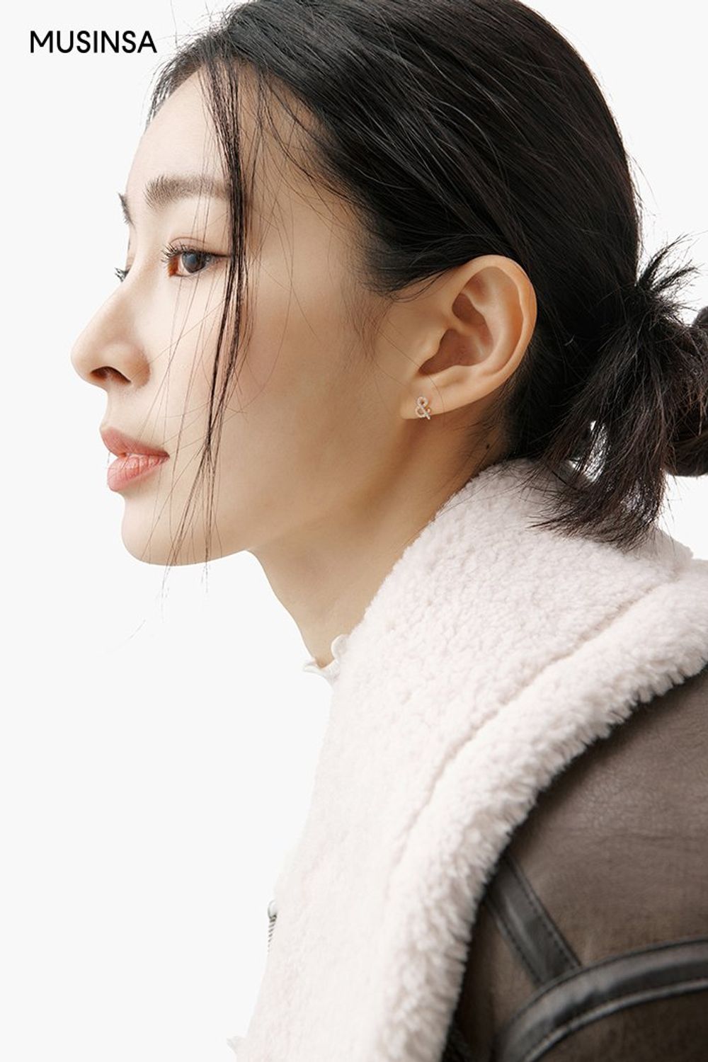 크롭 디테일의 무톤 재킷과 레더 스커트의 조합이 돋보이는 로맨틱 룩 #뉴트럴톤 #레더 #데이트 #플리츠 #크롭 #빅카라 #맥시 #겨울 #로맨틱 #무스탕 #깅엄체크