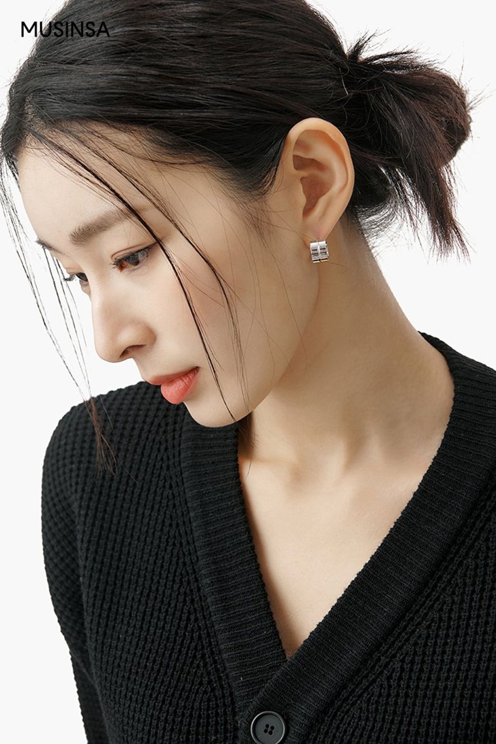 베이식한 디자인의 카디건에 레더 팬츠, 롱부츠로 멋을 더한 시크 코디 #스키니 #레더 #겨울 #시크 #롱부츠 #무스탕