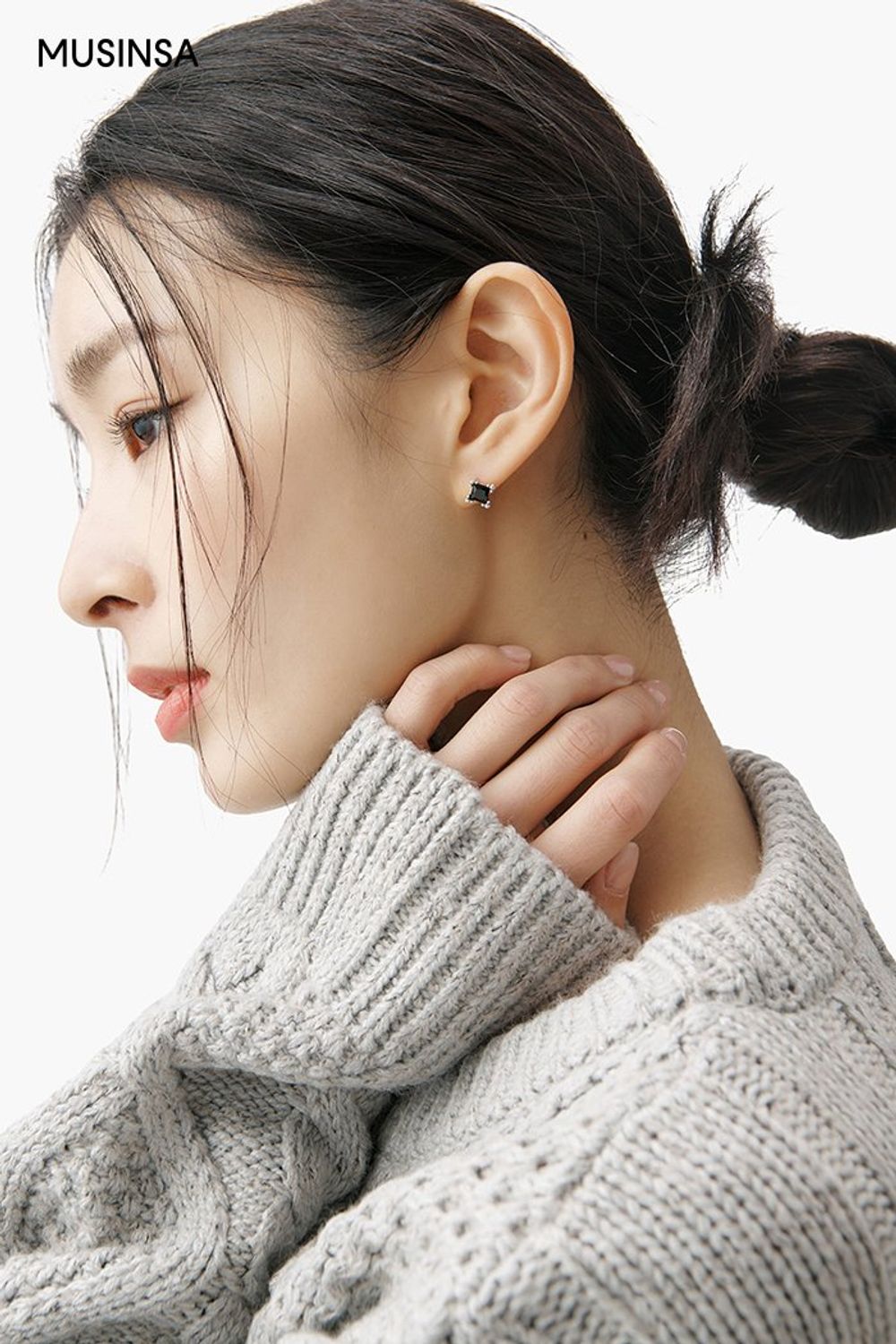 그레이 컬러 코트와 스웨터, 플리츠스커트의 조합이 돋보이는 포멀 룩 #모노톤 #얼죽코 #플리츠 #맥시 #겨울 #비즈니스캐주얼 #포멀 #더블코트