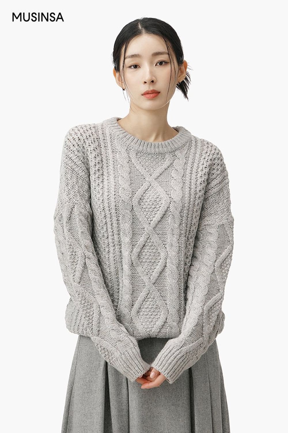 그레이 컬러 코트와 스웨터, 플리츠스커트의 조합이 돋보이는 포멀 룩 #모노톤 #얼죽코 #플리츠 #맥시 #겨울 #비즈니스캐주얼 #포멀 #더블코트