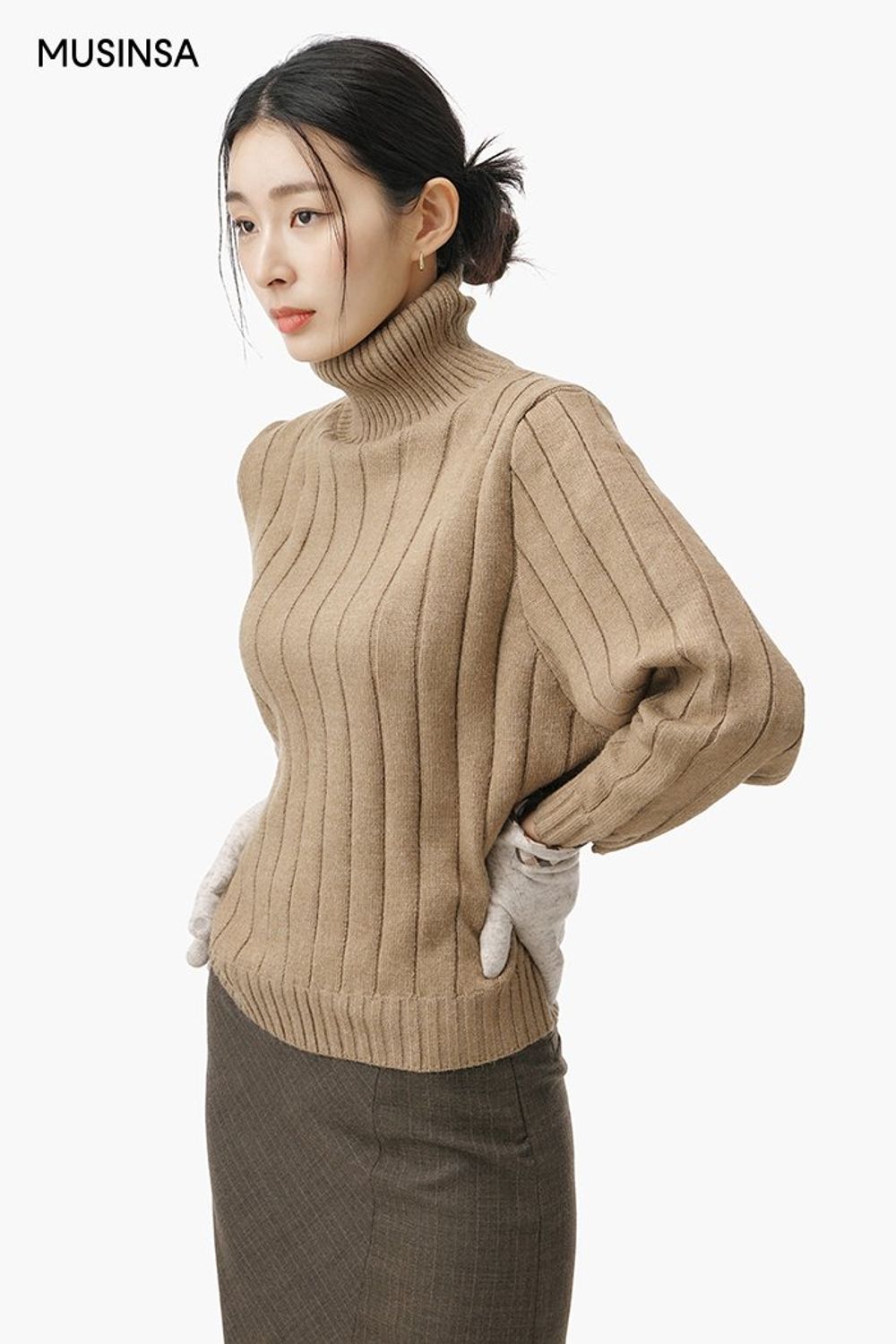 따뜻하게 입기 좋은 터틀넥 니트와 무톤 재킷을 스타일링하고 롱스커트로 마무리한 로맨틱 룩 #뉴트럴톤 #체크 #슬릿 #언밸런스 #겨울 #로맨틱 #무스탕