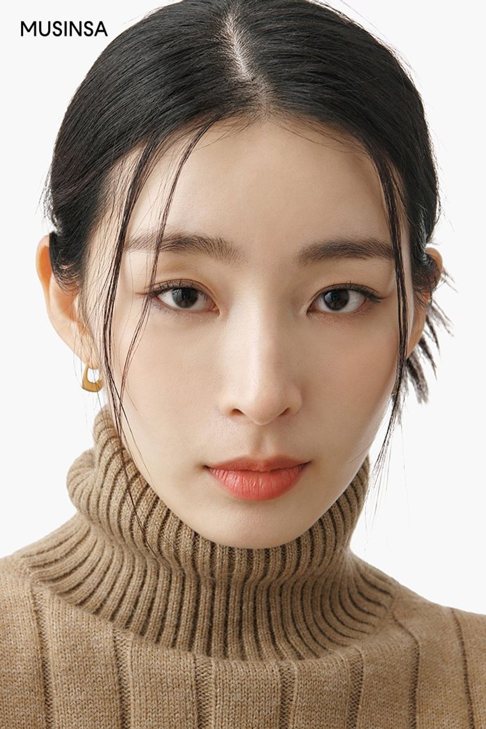 따뜻하게 입기 좋은 터틀넥 니트와 무톤 재킷을 스타일링하고 롱스커트로 마무리한 로맨틱 룩 #뉴트럴톤 #체크 #슬릿 #언밸런스 #겨울 #로맨틱 #무스탕
