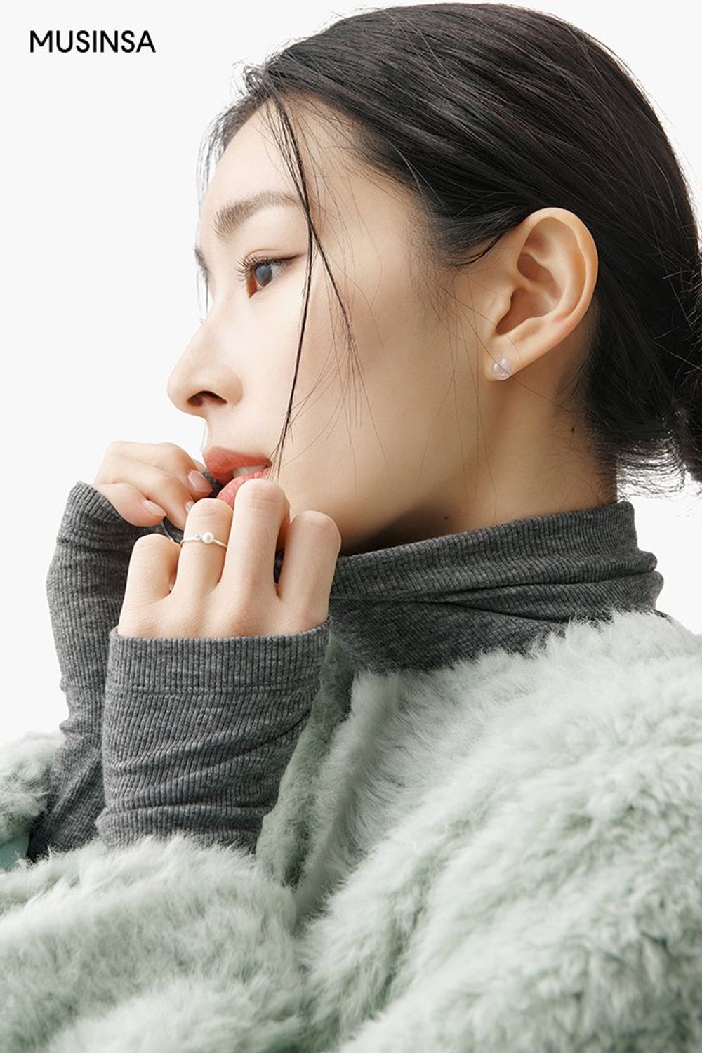 민트 컬러가 돋보이는 퍼 재킷과 미디스커트를 연출하고 롱부츠로 꾸민 로맨틱 룩 #컬러포인트 #H라인 #겨울 #로맨틱 #롱부츠 #퍼재킷