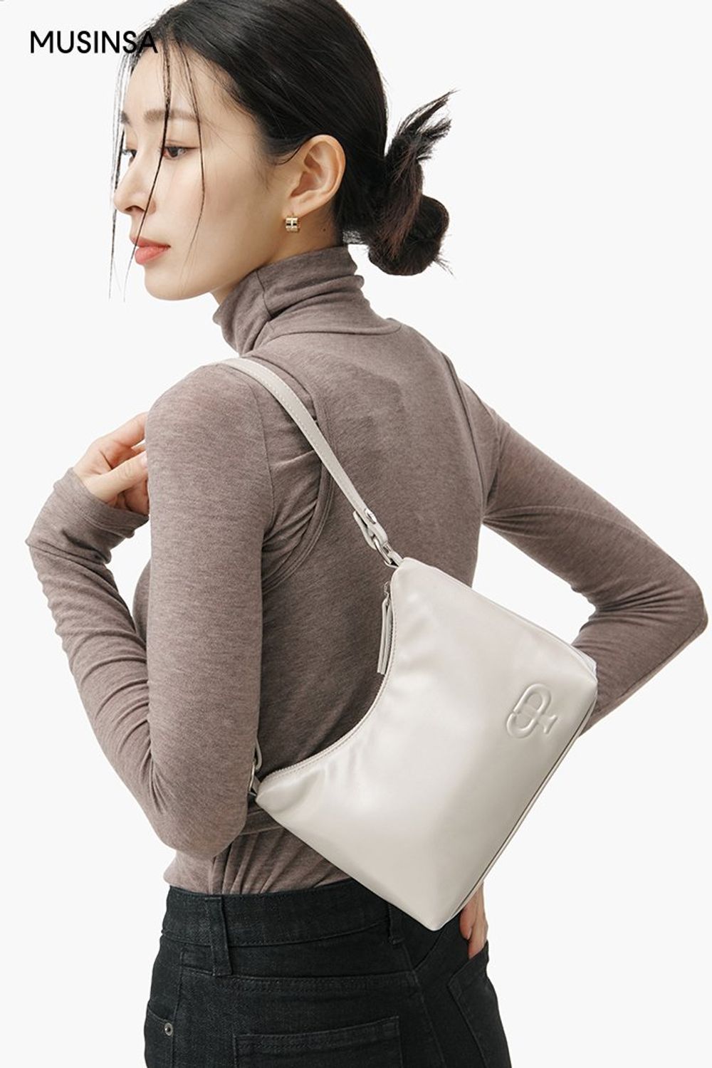 레이어드 디테일의 긴소매 티셔츠와 데님 팬츠, 무톤 코트로 멋을 더한 시크 룩 #오버핏 #레이어드룩 #빅카라 #컷아웃 #겨울 #시크 #무스탕