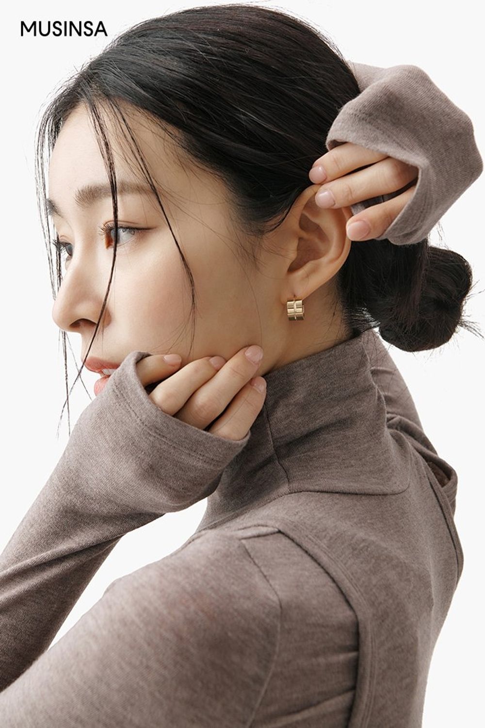 레이어드 디테일의 긴소매 티셔츠와 데님 팬츠, 무톤 코트로 멋을 더한 시크 룩 #오버핏 #레이어드룩 #빅카라 #컷아웃 #겨울 #시크 #무스탕