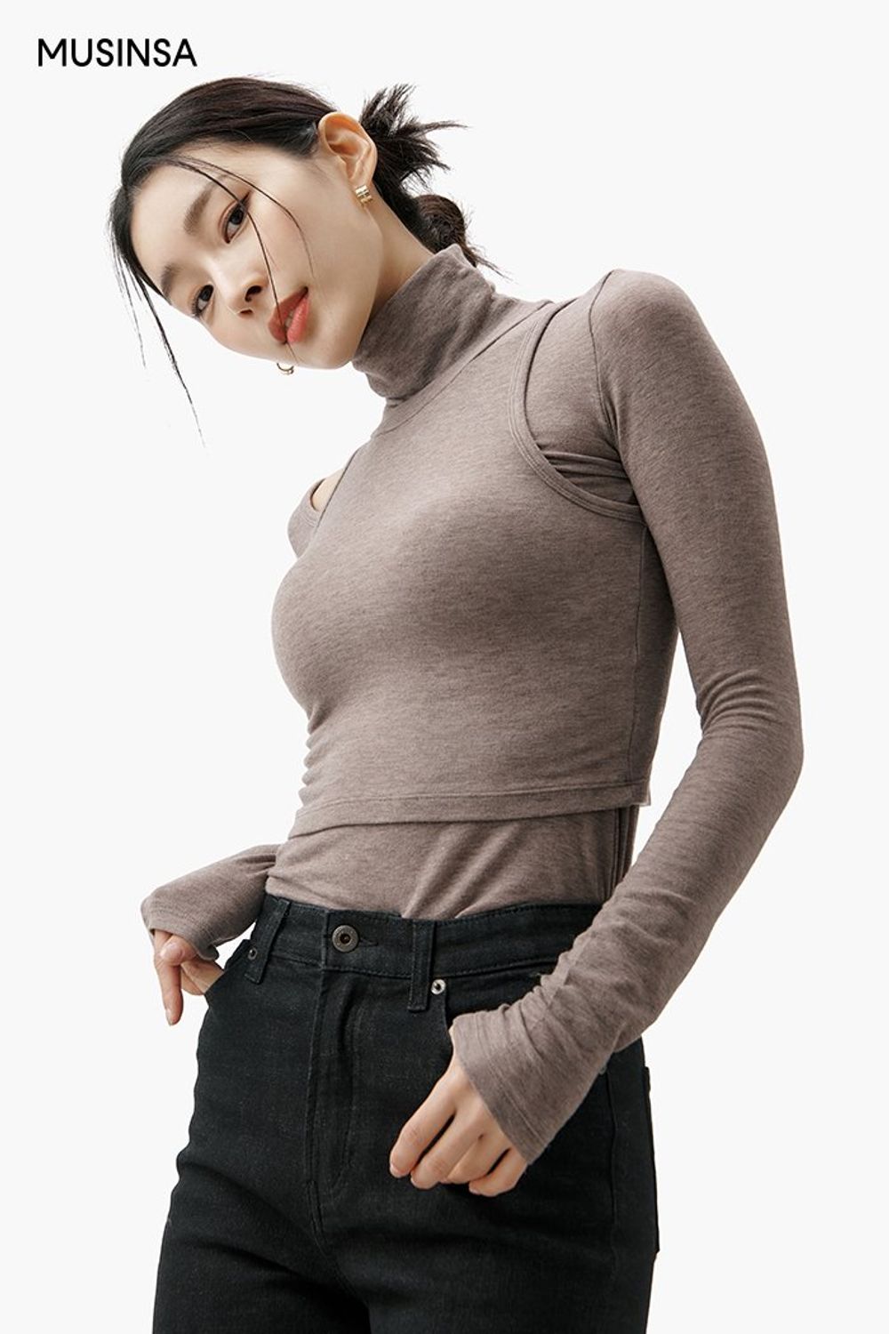 레이어드 디테일의 긴소매 티셔츠와 데님 팬츠, 무톤 코트로 멋을 더한 시크 룩 #오버핏 #레이어드룩 #빅카라 #컷아웃 #겨울 #시크 #무스탕