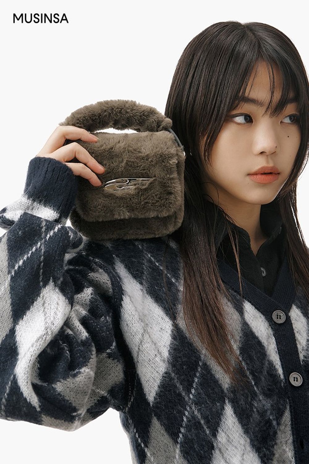 아가일 카디건과 레더 스커트를 매치하고 롱 코트를 걸쳐 마무리한 시크 룩 #모노톤 #아가일 #레이어드룩 #얼죽코 #짧치 #레더 #퍼 #맥시 #겨울 #시크 #롱부츠