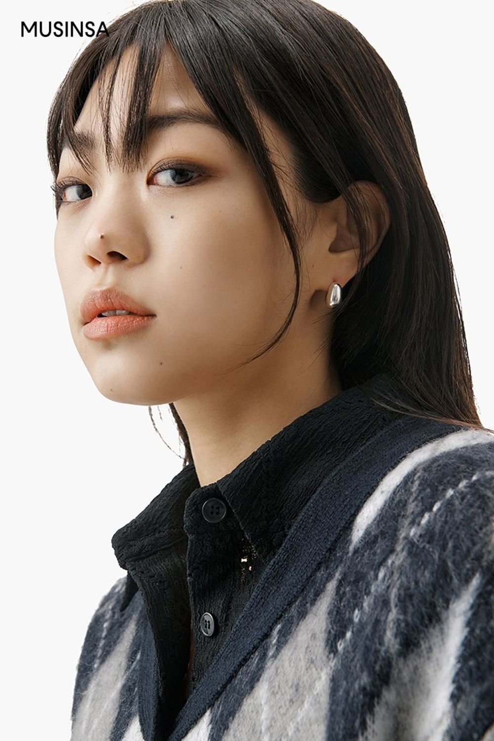 아가일 카디건과 레더 스커트를 매치하고 롱 코트를 걸쳐 마무리한 시크 룩 #모노톤 #아가일 #레이어드룩 #얼죽코 #짧치 #레더 #퍼 #맥시 #겨울 #시크 #롱부츠