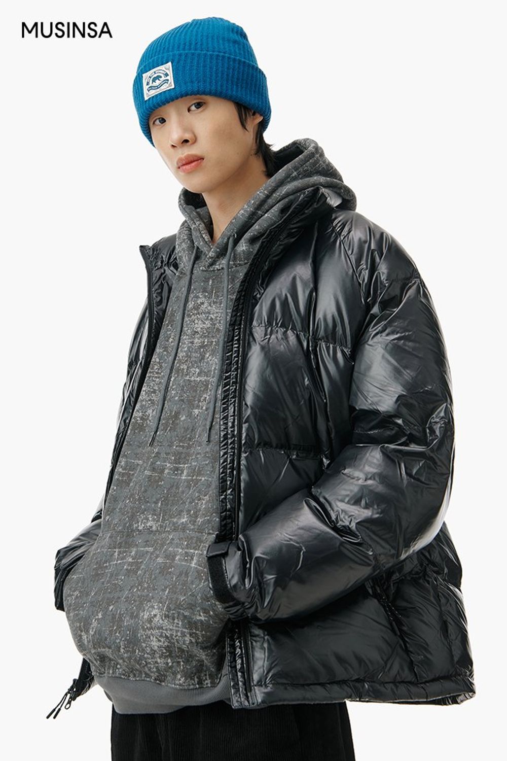 숏 패딩에 후드티셔츠를 매치하고 코듀로이 팬츠를 더해 완성한 스트릿 룩 #컬러포인트 #힙합 #플렉스 #코듀로이 #글로시 #겨울 #스트릿