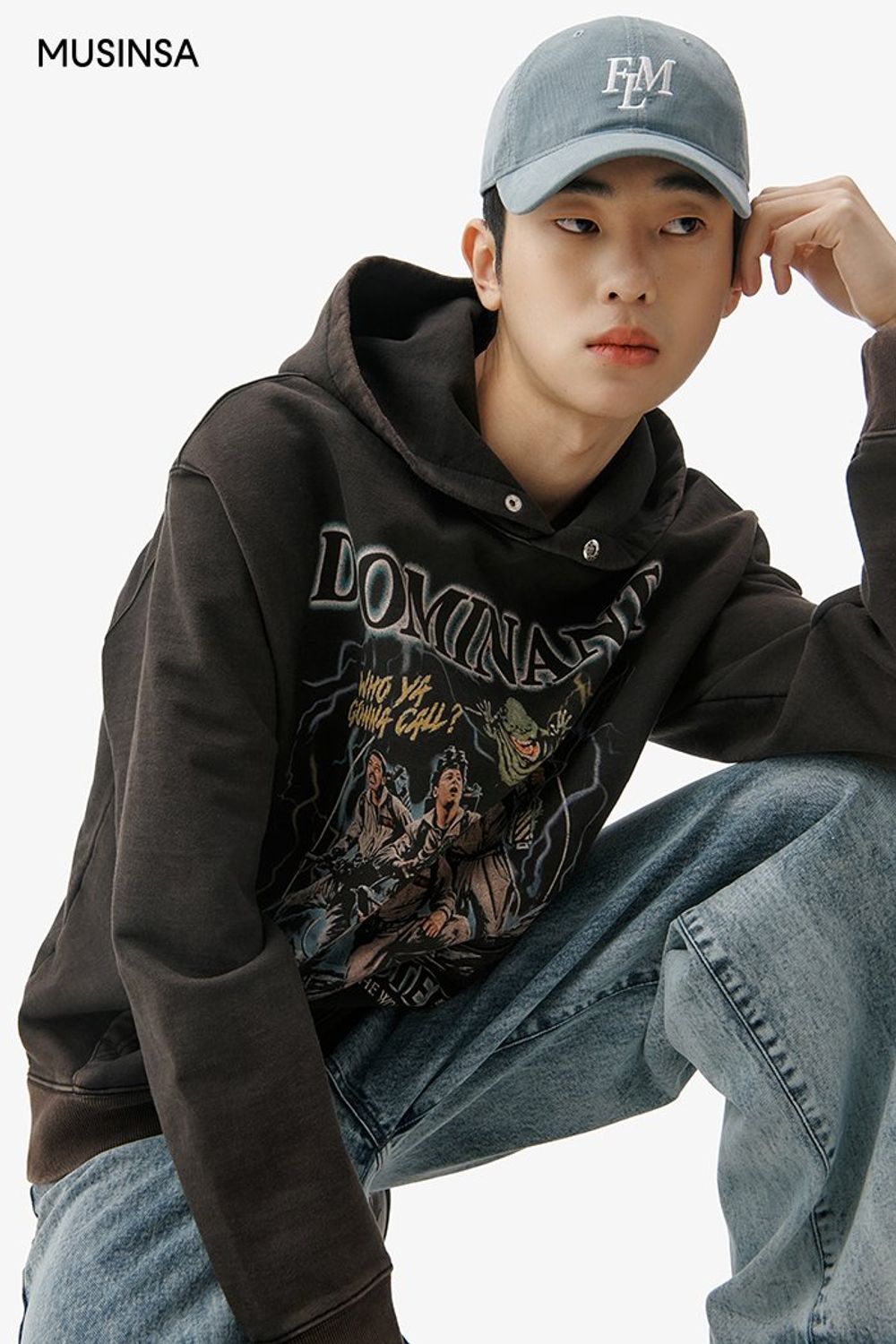숏 패딩에 후드 티셔츠를 매치하고 워싱 데님 팬츠를 더해 완성한 스트릿 룩 #유니크 #그래픽 #와이드핏 #워싱 #글로시 #겨울 #스트릿