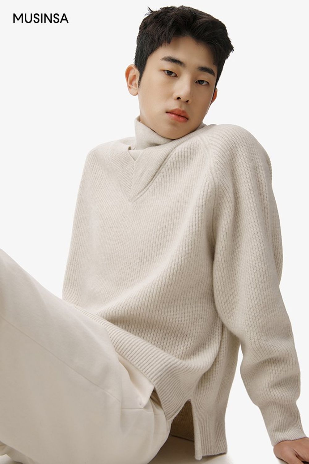 레더 재킷에 터틀넥 니트를 매치하고 데님 팬츠를 더해 완성한 댄디 룩 #톤온톤 #뉴트럴톤 #레더 #키높이 #겨울 #댄디