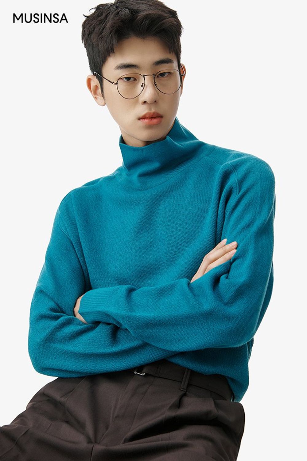 더블 코트에 컬러감 있는 니트를 매치하고 슬랙스를 더해 완성한 포멀 룩 #단정한 #컬러포인트 #출근룩 #얼죽코 #겨울 #비즈니스캐주얼 #포멀 #알파카 #더블코트