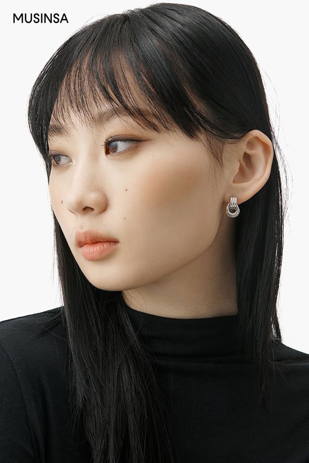 블랙 컬러 터틀넥과 팬츠를 매치하고 오버사이즈 핏의 더블 코트를 걸쳐 마무리한 시크 룩 #오버핏 #모노톤 #얼죽코 #퍼 #겨울 #시크 #롱부츠 #더블코트