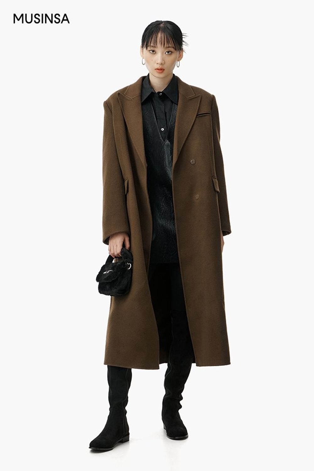 지퍼 디테일이 돋보이는 원피스에 롱부츠를 매치한 시크 룩 #겨울 #시크