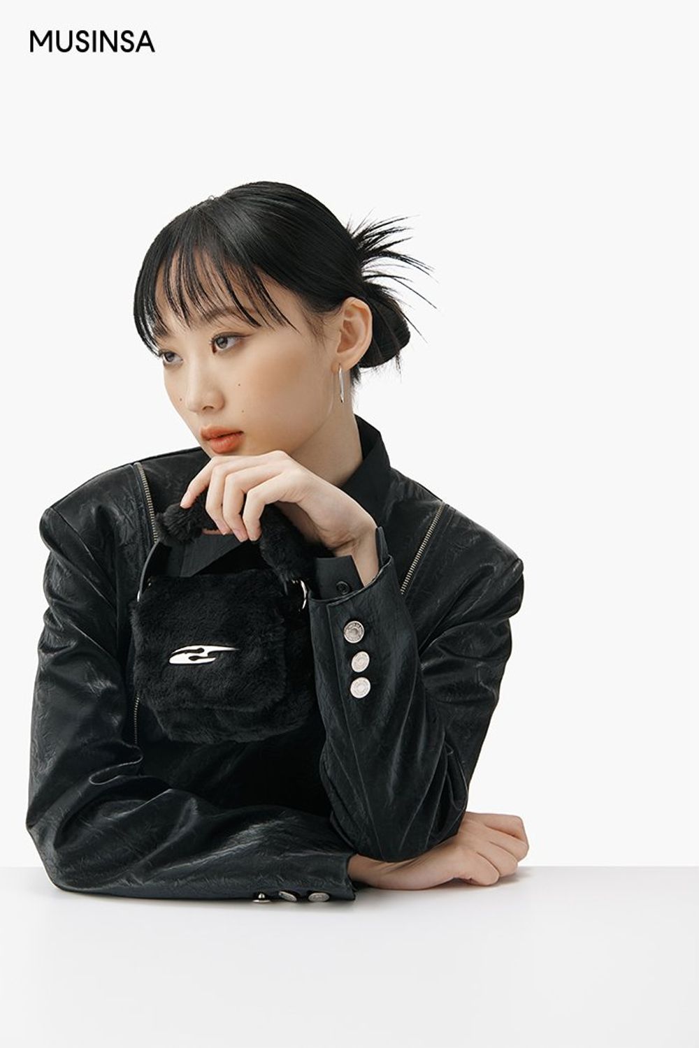 지퍼 디테일이 돋보이는 원피스에 롱부츠를 매치한 시크 룩 #겨울 #시크