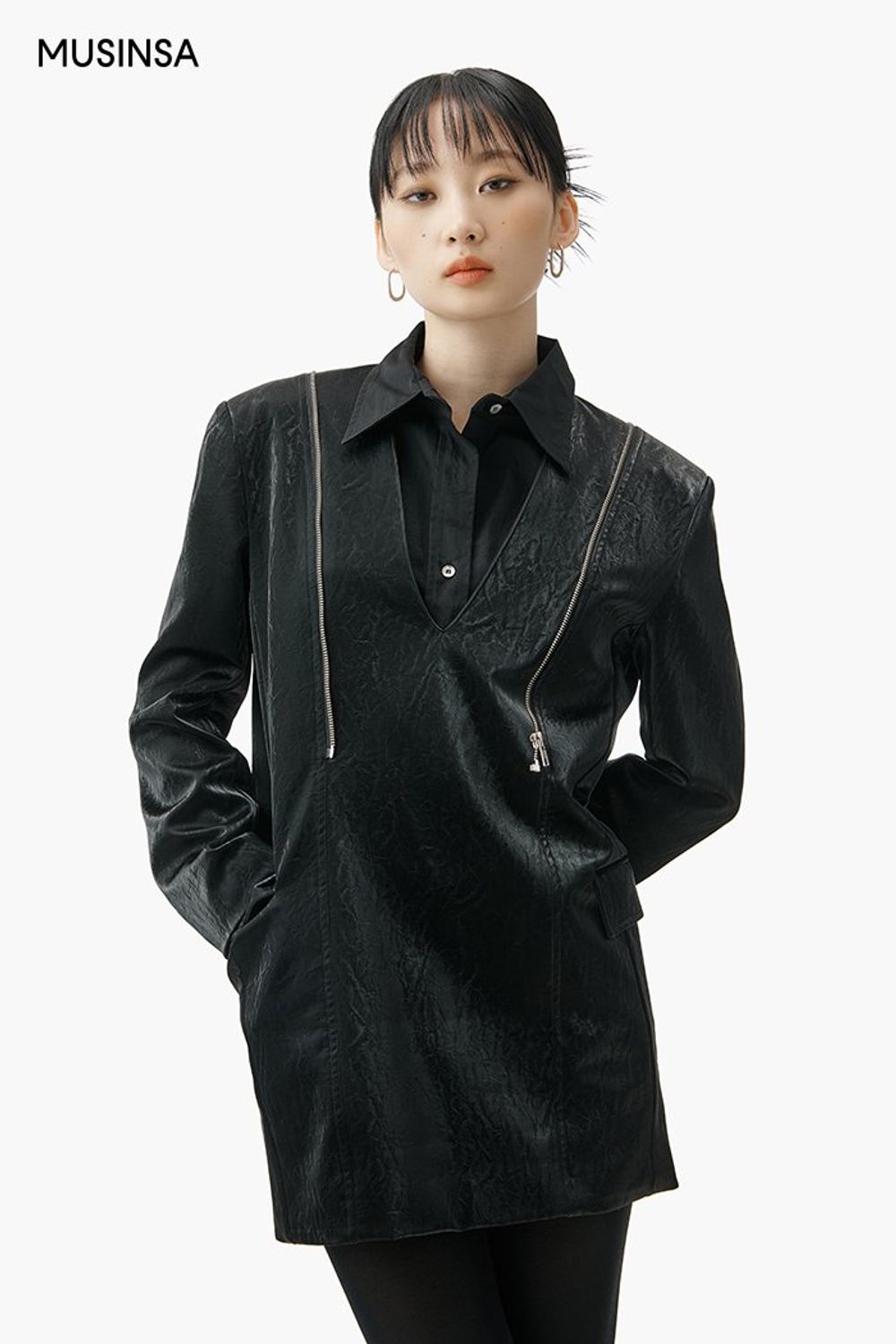 지퍼 디테일이 돋보이는 원피스에 롱부츠를 매치한 시크 룩 #겨울 #시크
