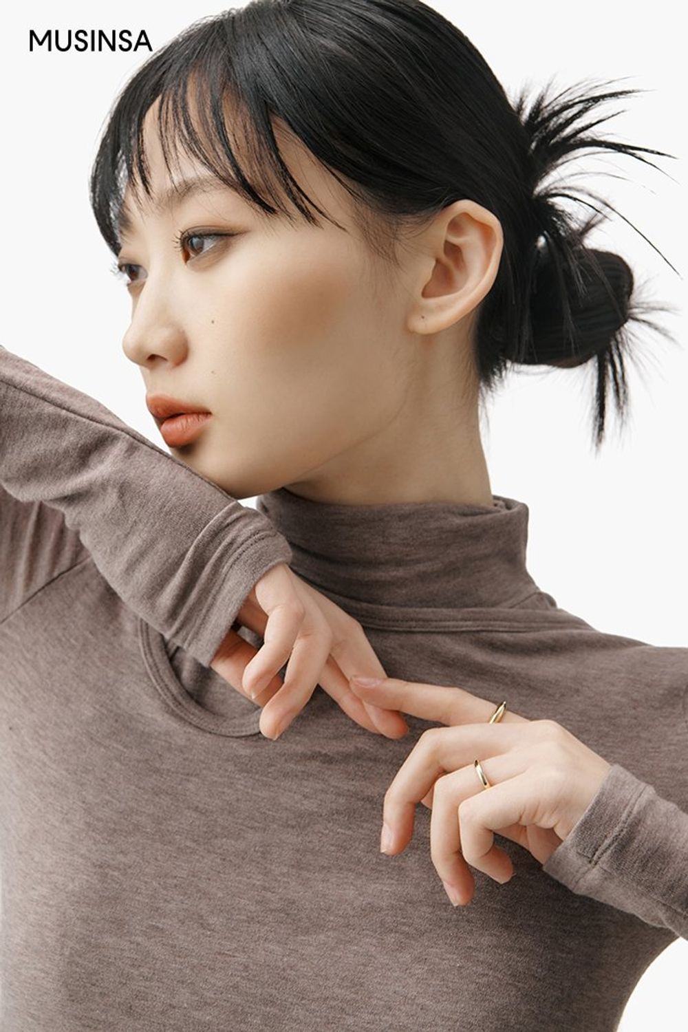 퍼 재킷과 데님 팬츠를 매치하고 롱부츠를 더해 마무리한 시크 룩 #스키니 #워싱 #겨울 #시크 #롱부츠 #퍼재킷