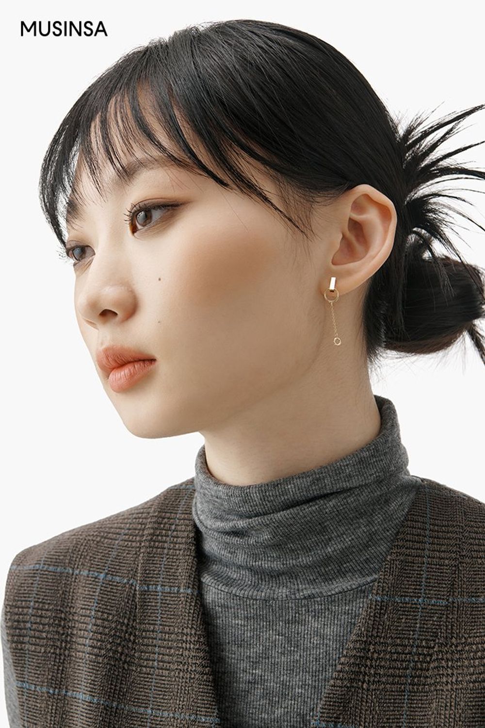 간결한 실루엣의 더블 코트와 체크 원피스로 연출한 포멀 룩 #단정한 #레이어드룩 #출근룩 #얼죽코 #겨울 #비즈니스캐주얼 #포멀 #더블코트