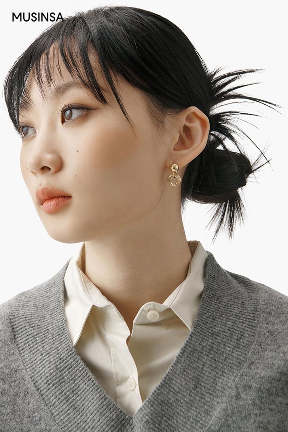 차분한 분위기의 모헤어 재킷과 슬랙스를 매치한 포멀 룩 #단정한 #와이드핏 #레이어드룩 #출근룩 #핀턱 #겨울 #비즈니스캐주얼 #포멀