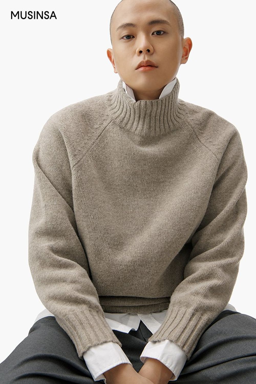 단정한 무드의 체크 패턴 패딩 재킷에 와이드 슬랙스를 더한 댄디 룩 #체크 #레이어드룩 #핀턱 #겨울 #댄디
