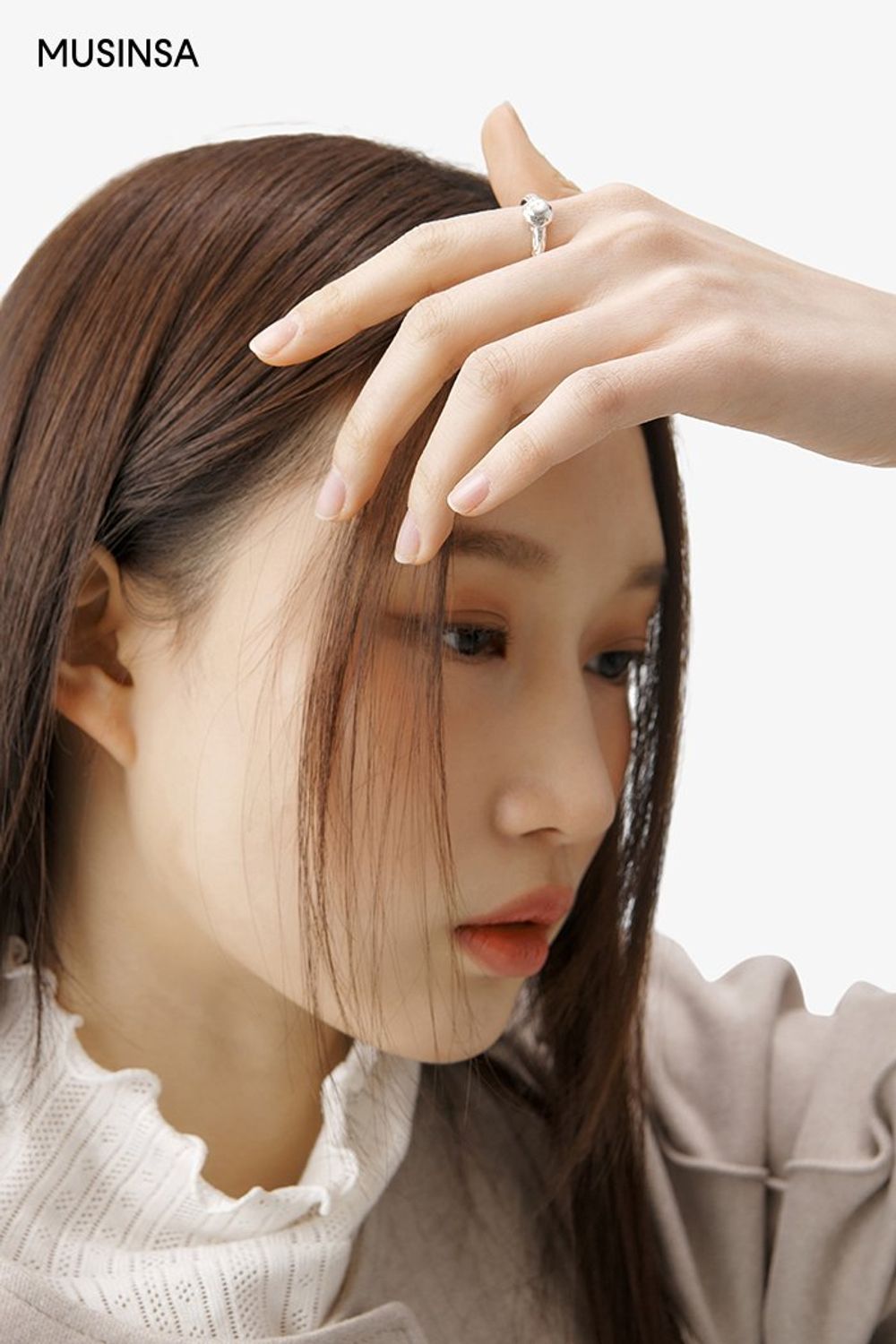 퍼프소매 디테일이 우아한 원피스에 싱글 코트를 걸친 후 롱부츠로 완성한 로맨틱 룩 #레이어드룩 #얼죽코 #데이트 #퍼프소매 #겨울 #로맨틱 #롱부츠 #싱글코트