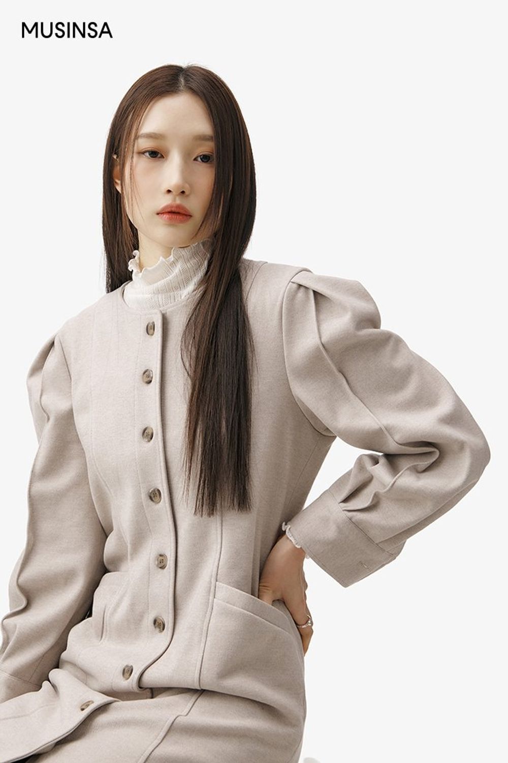 퍼프소매 디테일이 우아한 원피스에 싱글 코트를 걸친 후 롱부츠로 완성한 로맨틱 룩 #레이어드룩 #얼죽코 #데이트 #퍼프소매 #겨울 #로맨틱 #롱부츠 #싱글코트
