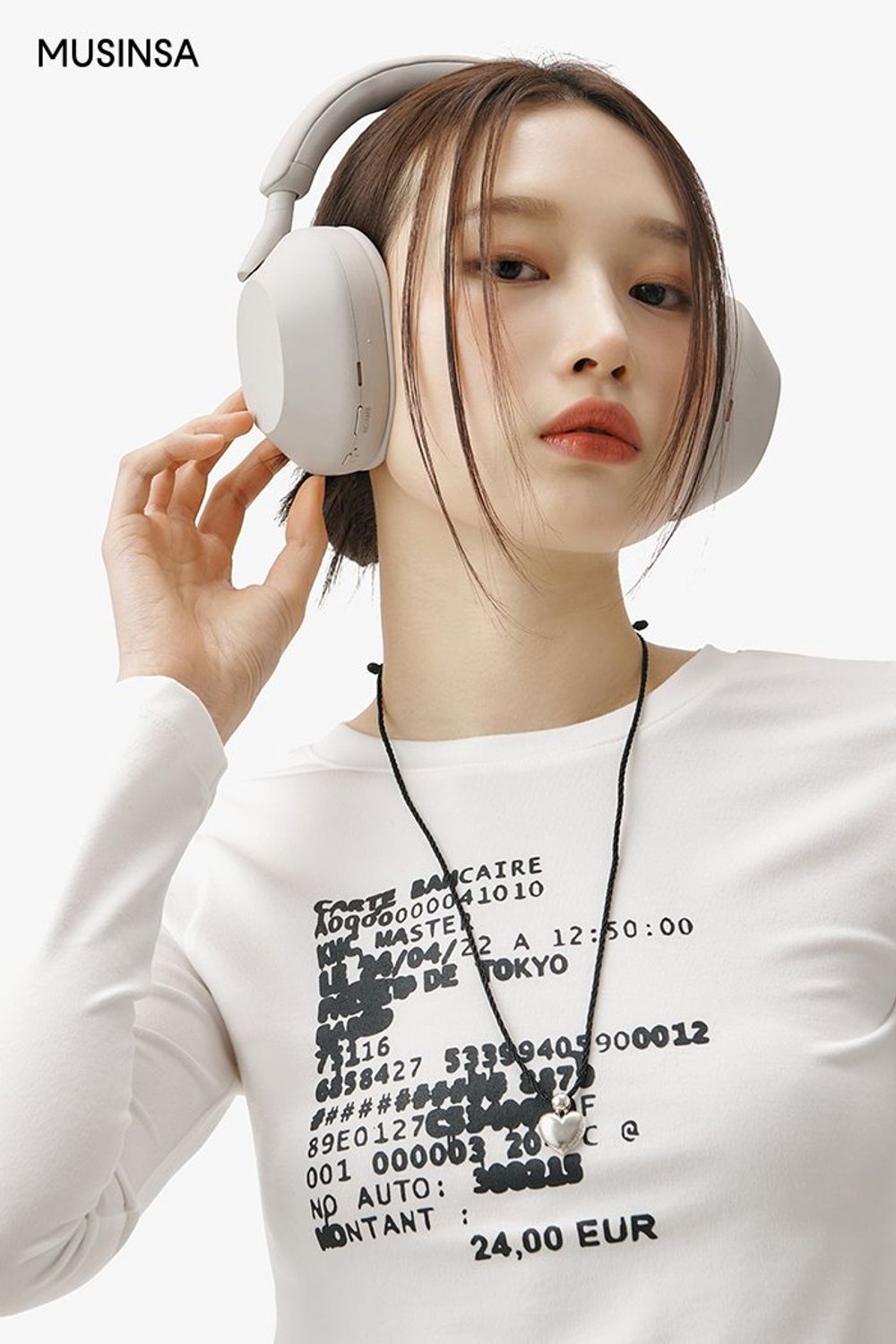 크롭 티셔츠에 숏 패딩을 더하고 스트레이트 핏 팬츠를 로 웨이스트로 연출한 스트릿 룩 #레터링 #컬러블록 #크롭 #겨울 #스트릿 #로우웨이스트