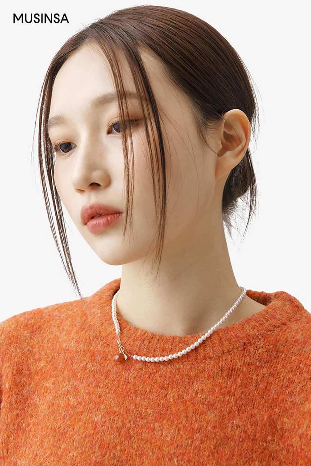 오렌지 컬러 니트와 플리츠스커트, 플랫 슈즈로 완성한 로맨틱 룩 #컬러포인트 #얼죽코 #데이트 #플리츠 #겨울 #로맨틱 #싱글코트