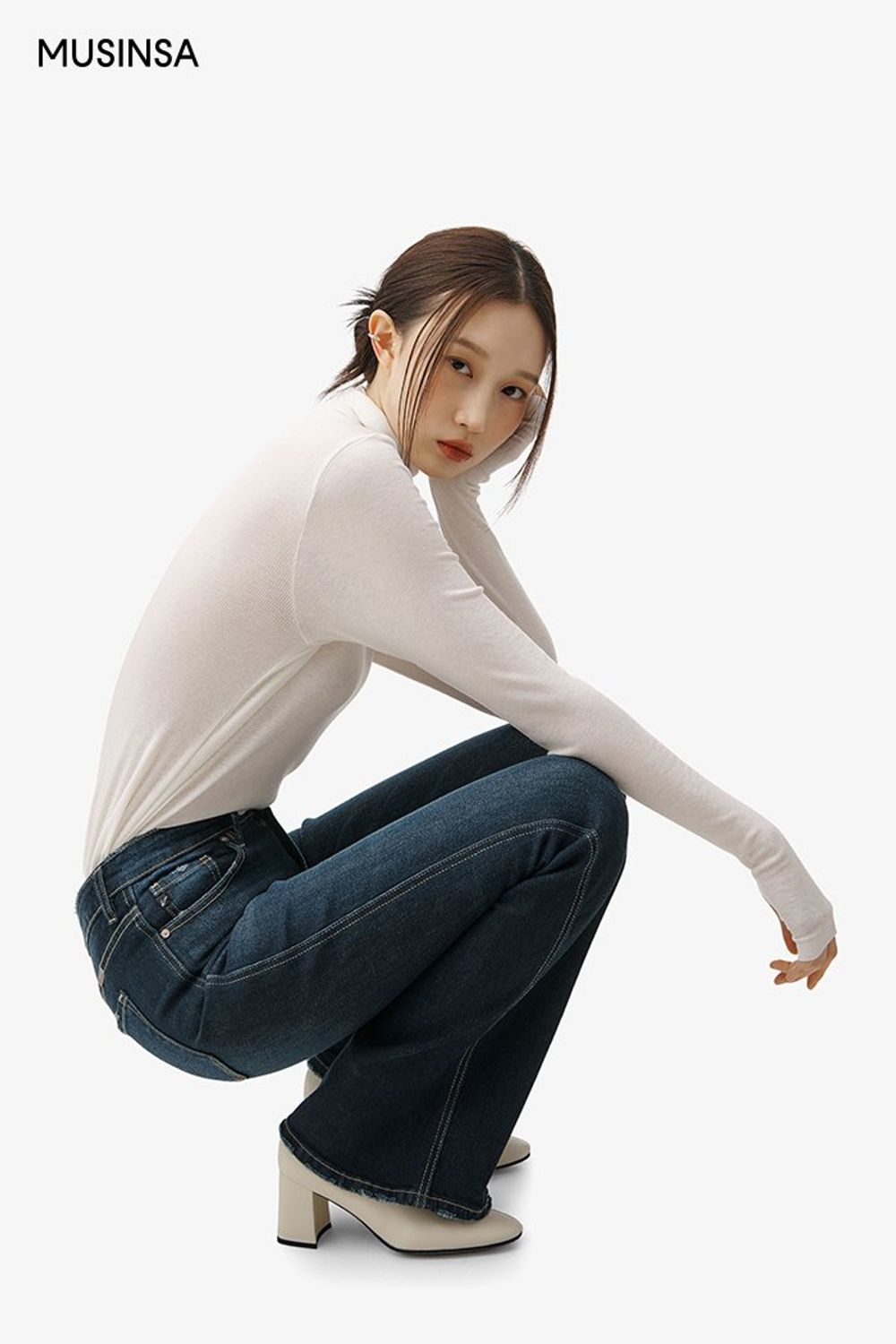 터틀넥 탑에 퍼 재킷을 걸치고 부츠 컷 팬츠로 마무리한 로맨틱 룩 #부츠컷 #하이웨이스트 #데이트 #워싱 #체인 #노카라 #겨울 #로맨틱 #퍼재킷