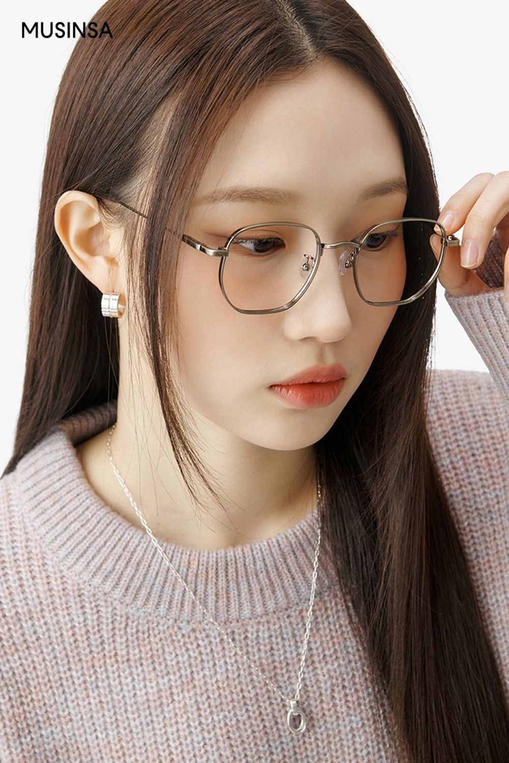 베이식한 니트에 와이드한 데님 팬츠를 코디하고 무톤 재킷으로 마무리한 로맨틱 룩 #와이드핏 #워싱 #겨울 #로맨틱 #뽀글이 #무스탕 #퍼가방