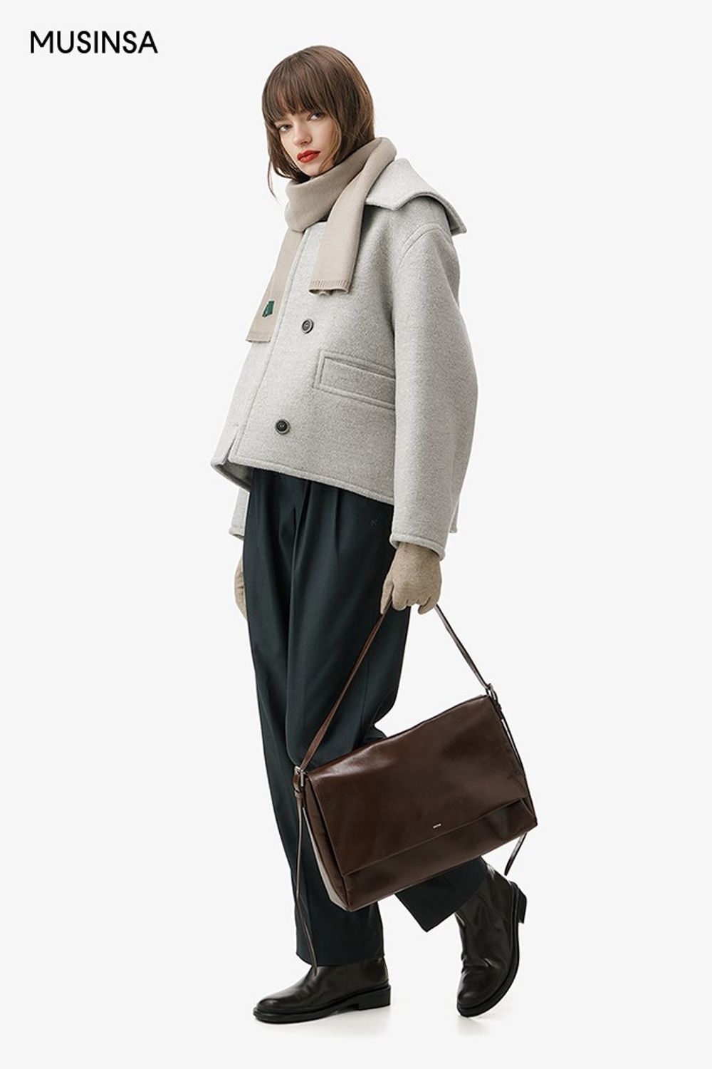 스퀘어 넥 디테일의 코트와 핀턱 슬랙스로 연출한 포멀 룩 #모노톤 #출근룩 #얼죽코 #핀턱 #스퀘어넥 #겨울 #비즈니스캐주얼 #포멀