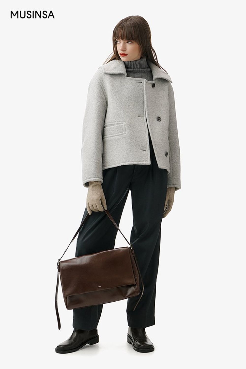 스퀘어 넥 디테일의 코트와 핀턱 슬랙스로 연출한 포멀 룩 #모노톤 #출근룩 #얼죽코 #핀턱 #스퀘어넥 #겨울 #비즈니스캐주얼 #포멀