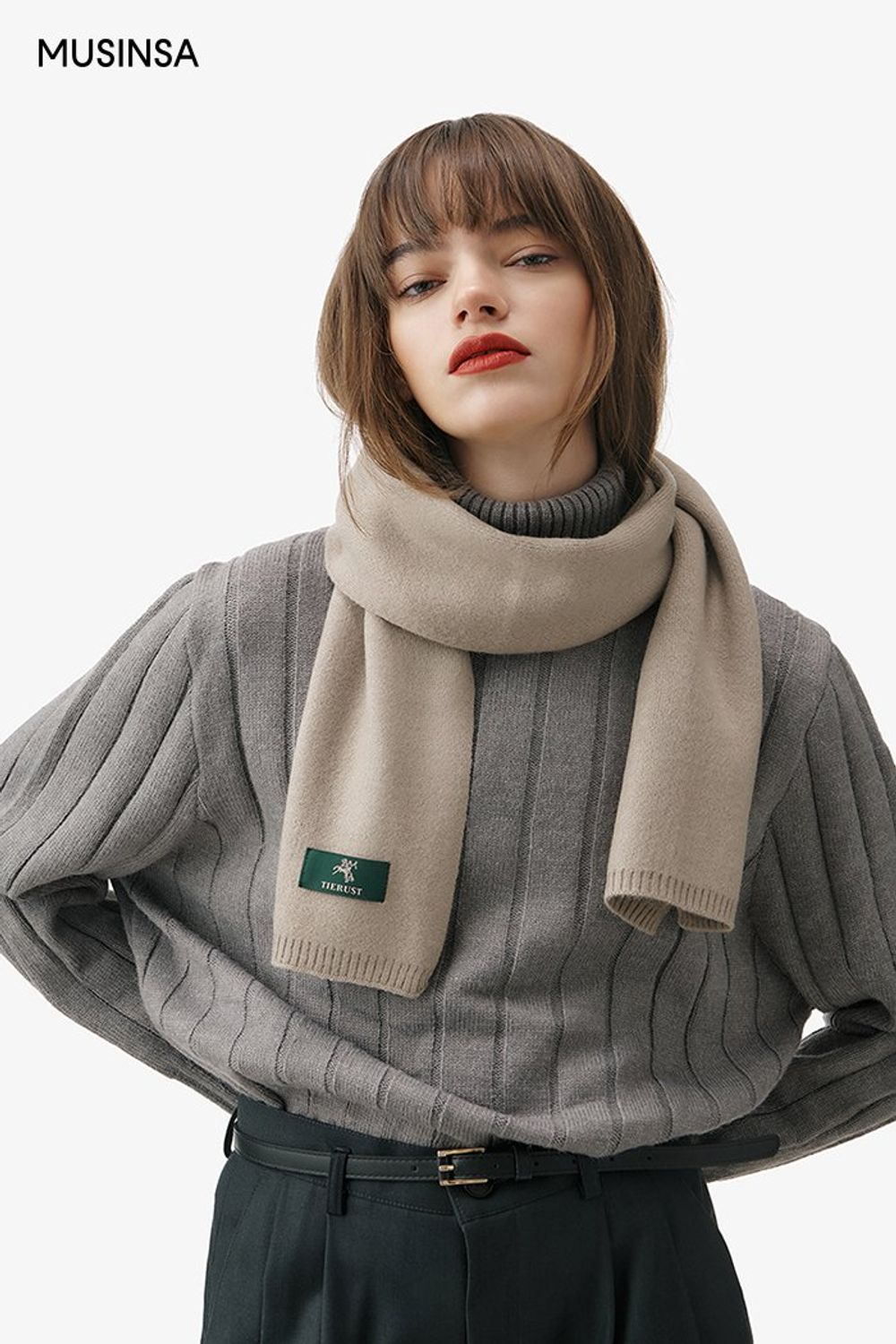 스퀘어 넥 디테일의 코트와 핀턱 슬랙스로 연출한 포멀 룩 #모노톤 #출근룩 #얼죽코 #핀턱 #스퀘어넥 #겨울 #비즈니스캐주얼 #포멀