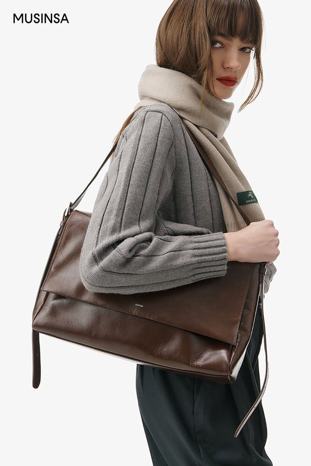 스퀘어 넥 디테일의 코트와 핀턱 슬랙스로 연출한 포멀 룩 #모노톤 #출근룩 #얼죽코 #핀턱 #스퀘어넥 #겨울 #비즈니스캐주얼 #포멀