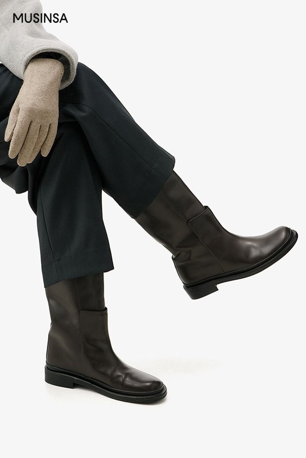 스퀘어 넥 디테일의 코트와 핀턱 슬랙스로 연출한 포멀 룩 #모노톤 #출근룩 #얼죽코 #핀턱 #스퀘어넥 #겨울 #비즈니스캐주얼 #포멀