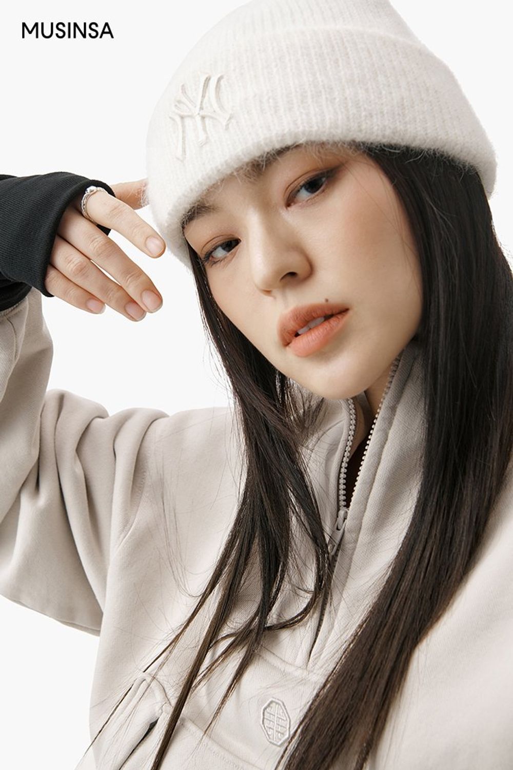 핑크 컬러가 돋보이는 벨루어 패딩에 카고 팬츠를 매치한 후 앙고라 비니로 마무리한 스트릿 룩 #로고플레이 #심볼 #벨루어 #코듀로이 #앙고라 #키높이 #겨울 #스트릿