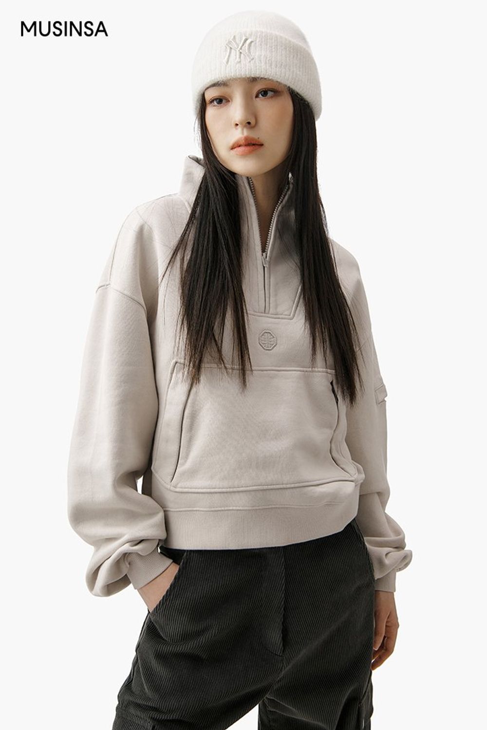 핑크 컬러가 돋보이는 벨루어 패딩에 카고 팬츠를 매치한 후 앙고라 비니로 마무리한 스트릿 룩 #로고플레이 #심볼 #벨루어 #코듀로이 #앙고라 #키높이 #겨울 #스트릿