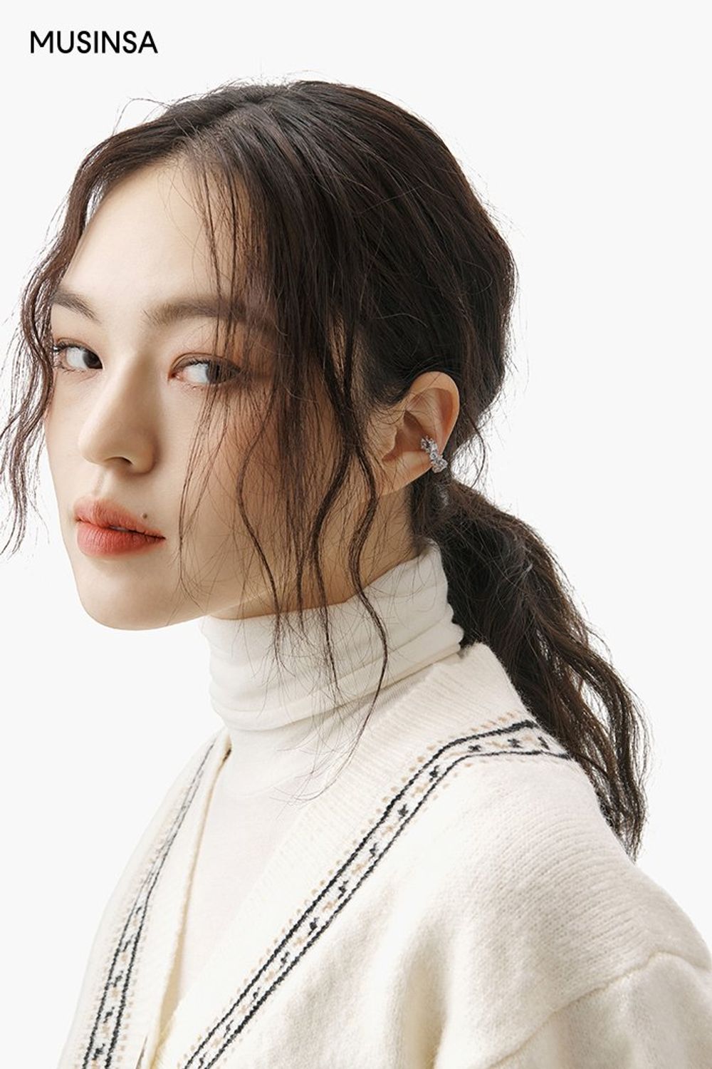 브라운 스타디움 재킷에 플리츠스커트를 매치한 후 미니 백을 더해 연출한 걸리시 룩 #컬러블록 #여친룩 #플리츠 #랩스타일 #겨울 #걸리시 #더플코트