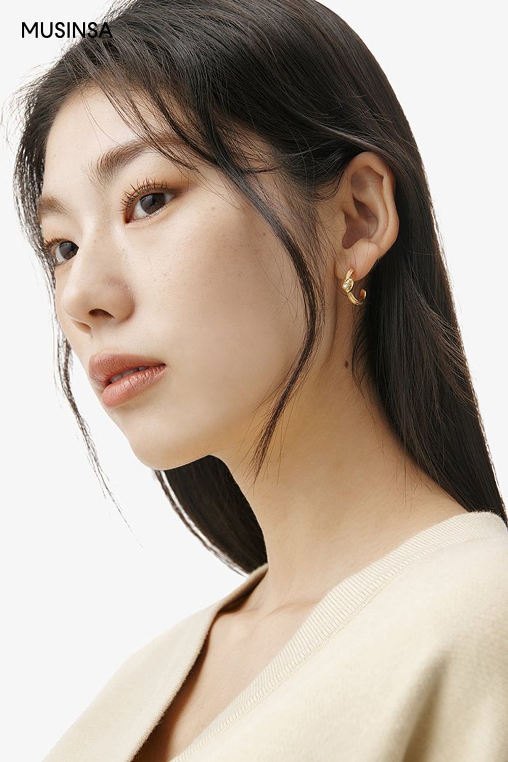 옐로 카디건에 레이어드 팬츠를 매치한 후 코트를 더해 연출한 포멀 룩 #단정한 #출근룩 #얼죽코 #랩스타일 #겨울 #비즈니스캐주얼 #포멀 #캐시미어