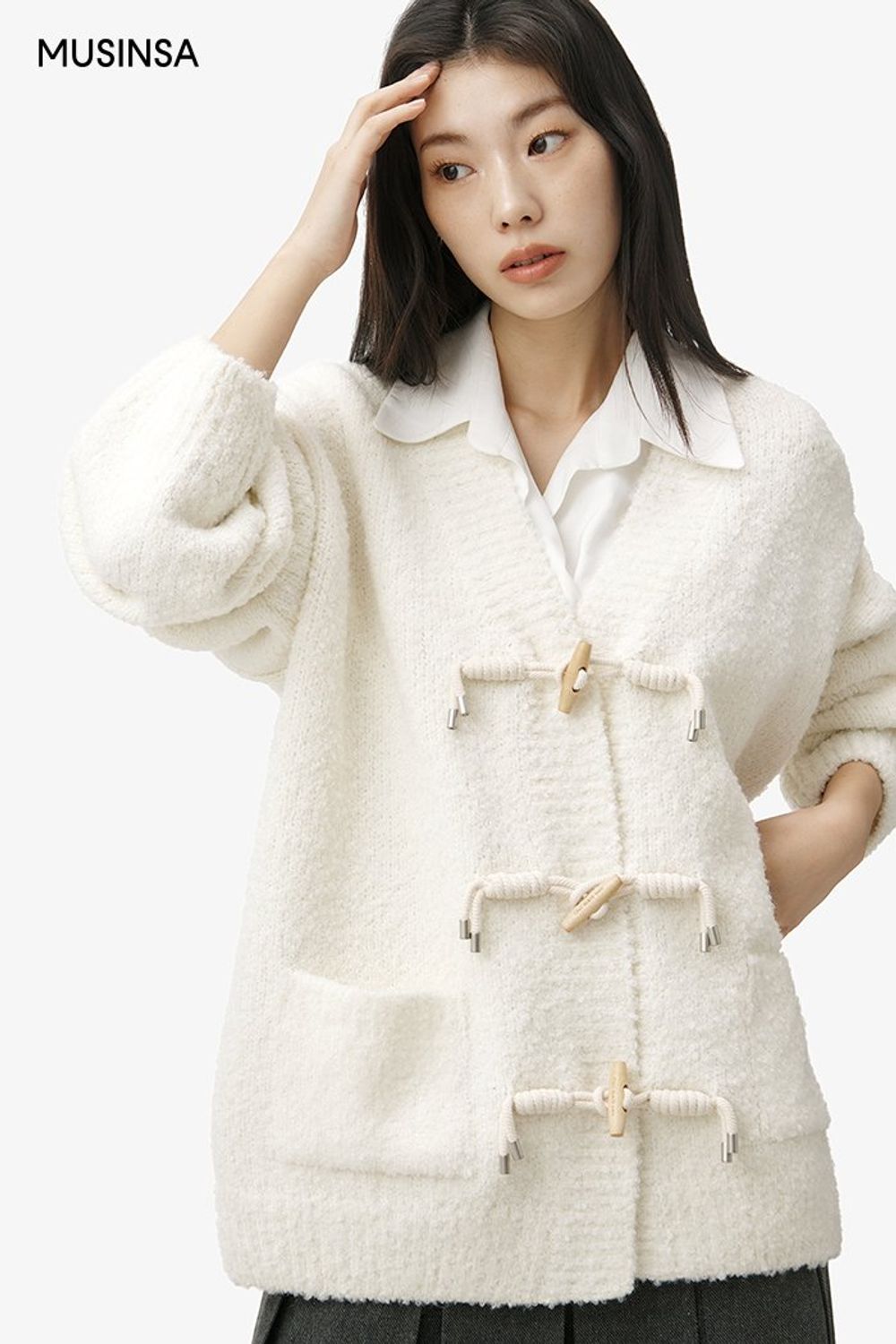 루즈 핏의 카디건에 롱 스커트를 매치한 후 차분한 무드의 코트로 완성한 로맨틱 룩 #뉴트럴톤 #레이어드룩 #데이트 #플리츠 #겨울 #로맨틱