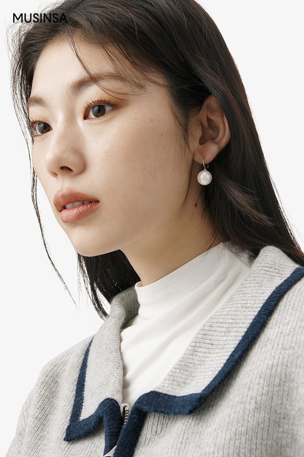크림 컬러의 롱 코트와 미디 스커트의 조합이 돋보이는 로맨틱 룩 #데이트 #컬러블록 #겨울 #로맨틱