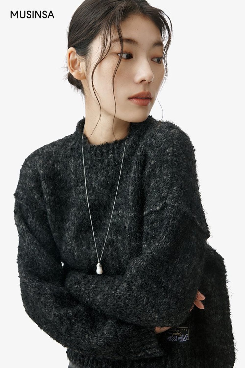 상하의를 그레이 컬러로 통일하고 블루 코트로 포인트를 준 시크 룩 #오버핏 #와이드핏 #컬러포인트 #스웨이드 #글로시 #겨울 #시크 #더블코트