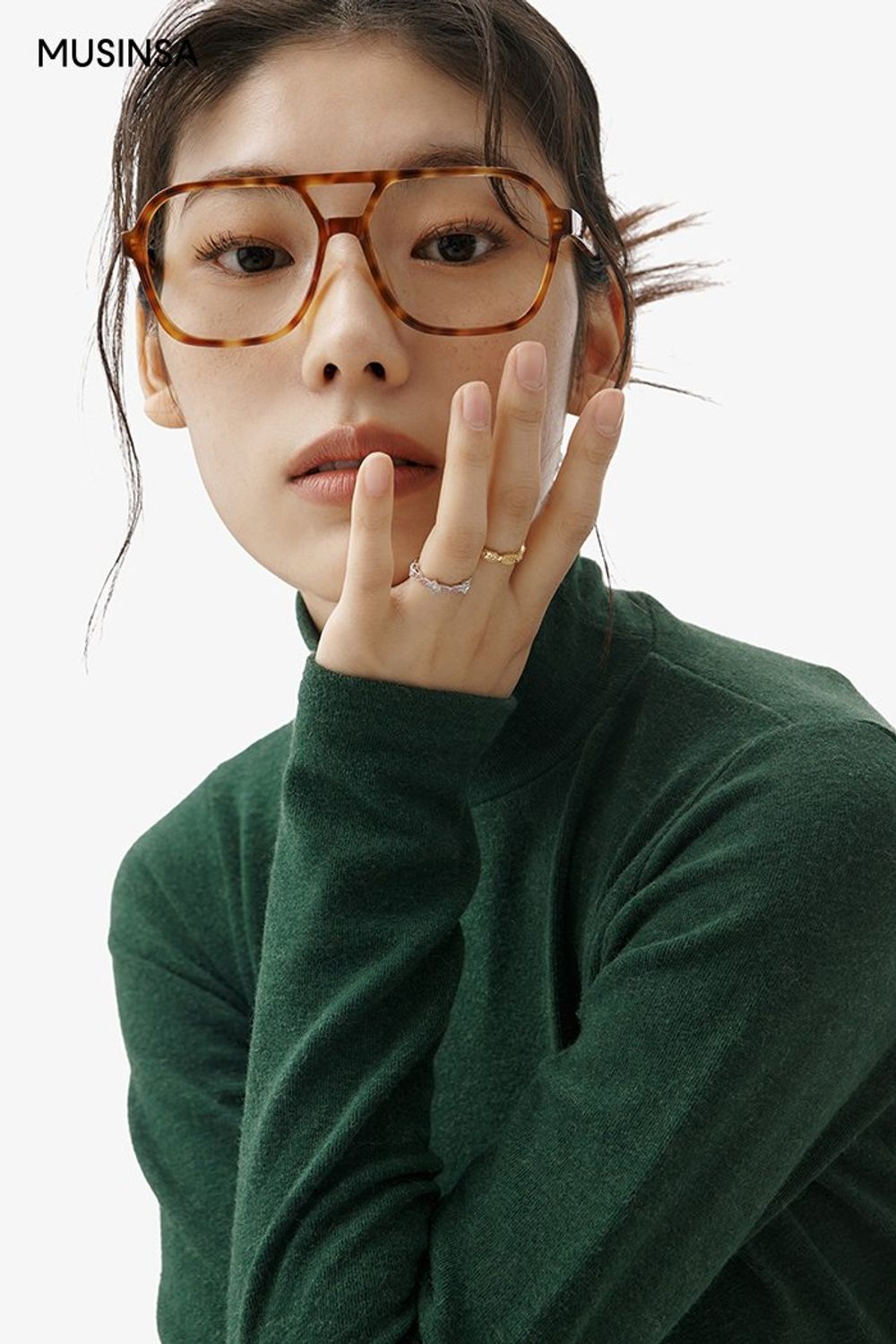 그린 터틀넥 탑과 와이드 팬츠의 조합에 안경으로 포인트를 더한 포멀 룩 #단정한 #와이드핏 #출근룩 #핀턱 #겨울 #비즈니스캐주얼 #포멀 #더블코트