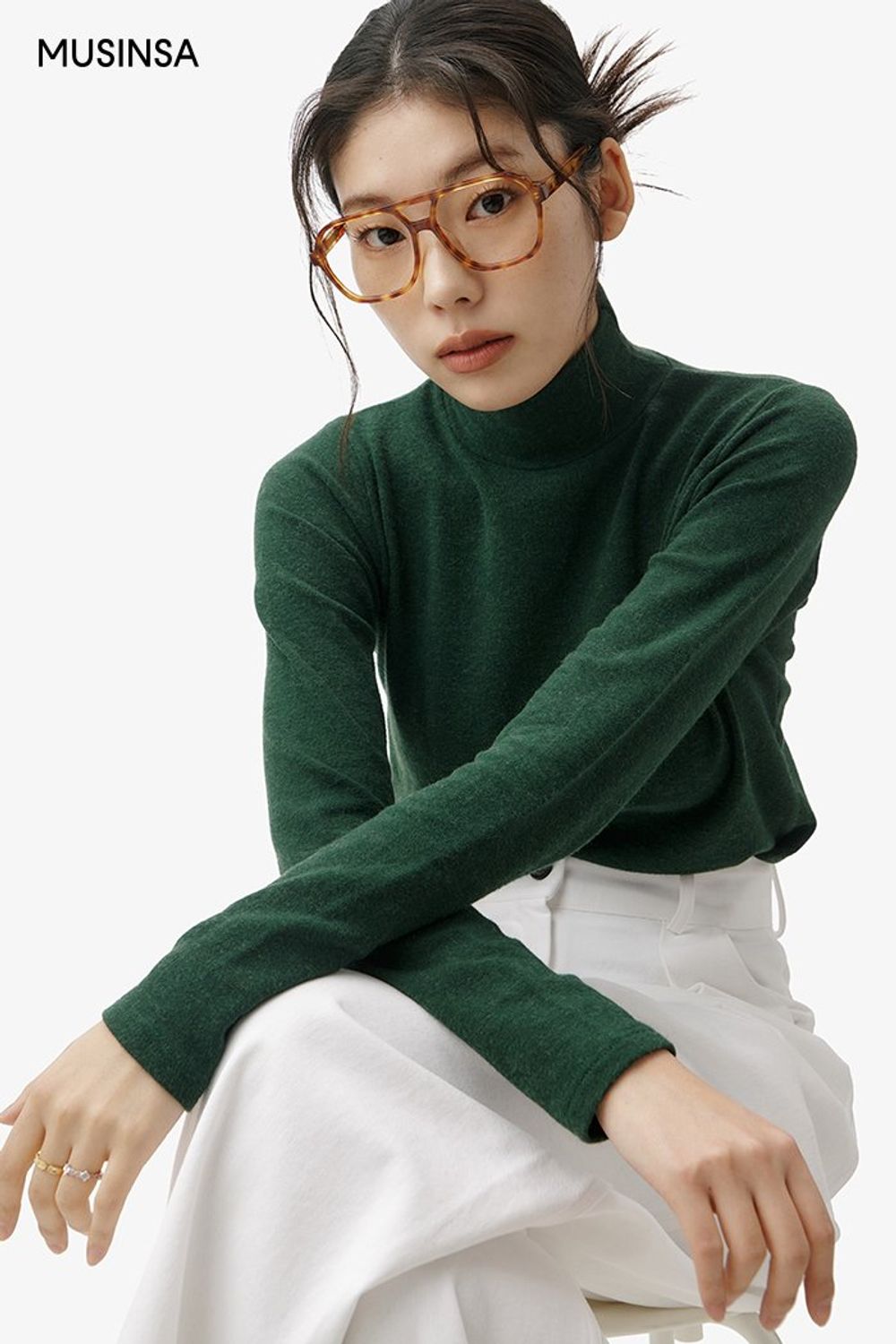 그린 터틀넥 탑과 와이드 팬츠의 조합에 안경으로 포인트를 더한 포멀 룩 #단정한 #와이드핏 #출근룩 #핀턱 #겨울 #비즈니스캐주얼 #포멀 #더블코트