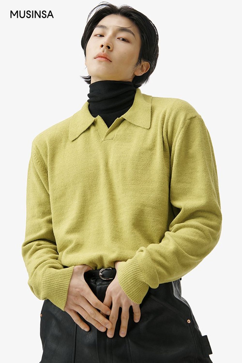 오픈카라 디테일의 스웨터와 레더 팬츠를 매치하고 롱 코트를 걸쳐 마무리한 댄디 룩 #컬러포인트 #네온 #레더 #데이트 #절개 #겨울 #댄디