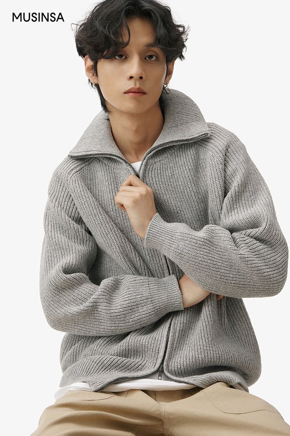 발마칸 코트에 니트 집업을 레이어드하고 코튼 팬츠를 더해 완성한 댄디 룩 #오버핏 #레이어드룩 #얼죽코 #겨울 #댄디 #발마칸코트