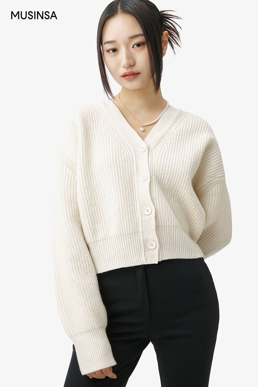 무톤 재킷과 슬랙스를 매치하고 체크 머플러로 포인트를 준 포멀 룩 #부츠컷 #체크 #출근룩 #겨울 #비즈니스캐주얼 #포멀 #무스탕